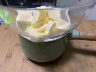 2、英式司康饼,黄油切块，室温软化，冬天可以隔热水适当加热一下，千万不要过头。