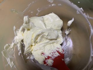 3、英式司康饼,将黄油打发到细腻蓬松的状态。