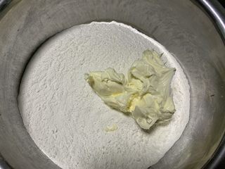 4、英式司康饼,将打发的黄油加入已经过筛的粉类中拌匀。