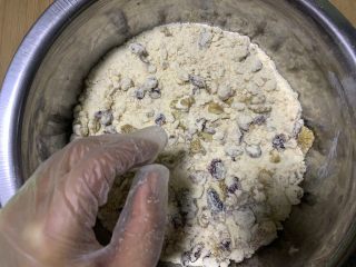 5、英式司康饼,将果干，核桃粒加入步骤4中拌匀至蓬松均匀的状态。