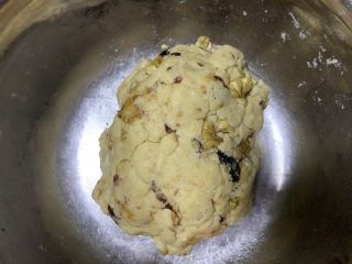 7、英式司康饼,面团成团。