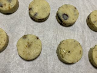 10、英式司康饼,最后刷上蛋黄液。