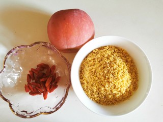 1、苹果小米粥,食材。