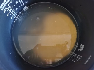 2、苹果小米粥,小米淘洗干净。