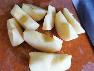 3、苹果小米粥,苹果去皮切块，小朋友和老人家吃切小粒。