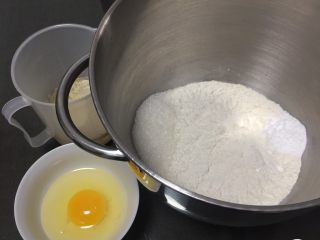 1、奶酪蓝莓面包,高筋粉和泡打粉混合,加入盐和细砂糖,清水加温至37度,加入发酵粉孵化。