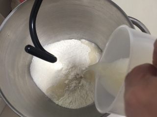 2、奶酪蓝莓面包,厨师机倒入发酵液。