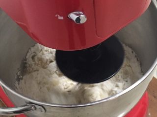 3、奶酪蓝莓面包,启动厨师机搅拌一下。