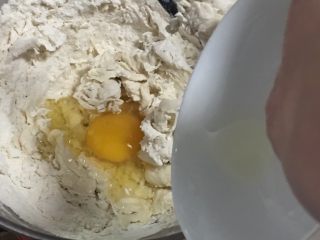 4、奶酪蓝莓面包,加入鸡蛋。