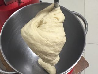 5、奶酪蓝莓面包,厨师机揉面20分钟,面团光滑细腻。