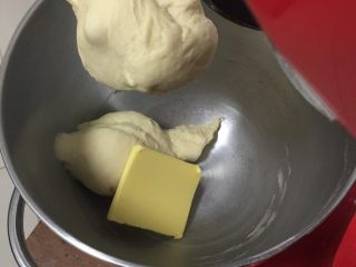 6、奶酪蓝莓面包,加入黄油。