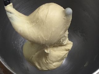 7、奶酪蓝莓面包,继续揉面20分钟,检查硬湿度。