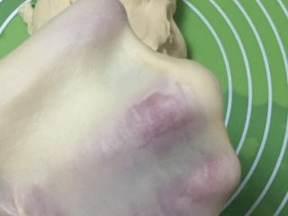 8、奶酪蓝莓面包,厨师机揉面直接出膜。