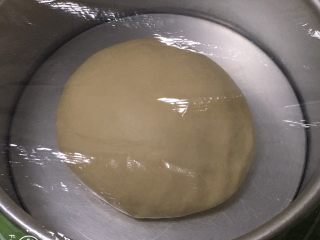 9、奶酪蓝莓面包,整理滚圆,放入模具,盖上保鲜膜。