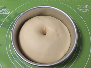 11、奶酪蓝莓面包,发酵完成后拿出,用手指戳一下不反弹。