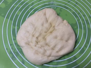 12、奶酪蓝莓面包,拿出排气。