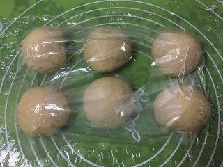 13、奶酪蓝莓面包,分成六个剂子,盖上保鲜膜静置20分钟。