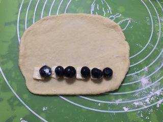 14、奶酪蓝莓面包,将剂子擀成长方形,放入奶酪和蓝莓。