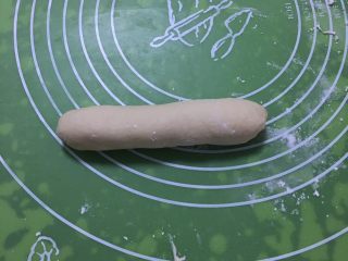 15、奶酪蓝莓面包,顺势卷起来,收紧两头和边缘。