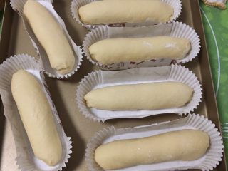 17、奶酪蓝莓面包,依次放入金盘。