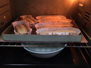 18、奶酪蓝莓面包,送入烤箱两次发酵,方法同上也是60分钟。