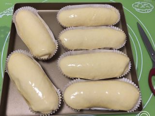 19、奶酪蓝莓面包,拿出刷上鸡蛋液。