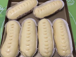 20、奶酪蓝莓面包,用剪刀剪出造型。