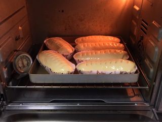 21、奶酪蓝莓面包,烤箱预热至180度,金盘送入烤箱烤制20分钟。