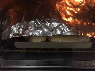 22、奶酪蓝莓面包,上色满意加盖锡纸。