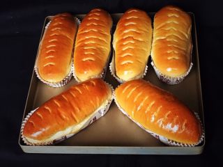 23、奶酪蓝莓面包,烤完拿出冷却。