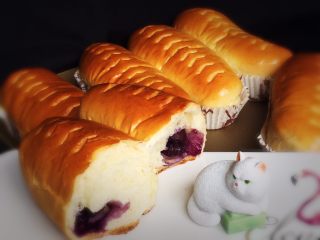 24、奶酪蓝莓面包,掰开面包就可以品尝了。