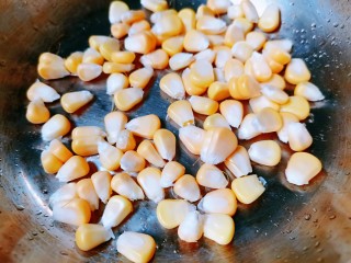 2、玉米南瓜粥,把玉米仁剥出来