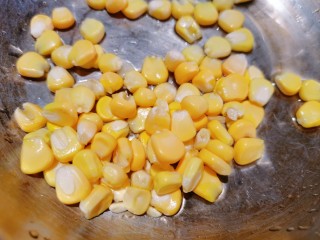 3、玉米南瓜粥,再把玉米粒外面的衣剥掉