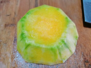 6、玉米南瓜粥,去蒂削皮