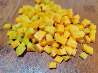 8、玉米南瓜粥,再切成小丁