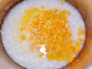 12、玉米南瓜粥,用电饭煲按煮粥键煮开后加入玉米粒和南瓜丁