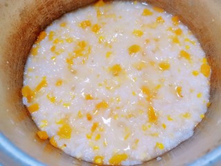 14、玉米南瓜粥,盖上盖子再熬至米开花后,加入少许清水,加入食用盐和油