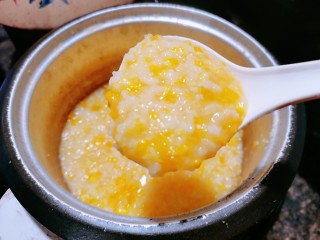 15、玉米南瓜粥,再次煮开,用勺子搅拌一下,以免粘锅