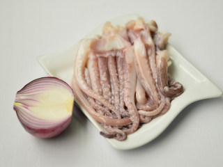 1、洋葱鱿鱼须,材料准备好