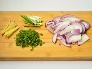 4、洋葱鱿鱼须,姜切丝，葱白切段，葱绿切沫，洋葱切丝