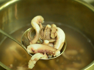 5、洋葱鱿鱼须,将鱿鱼须放入滚水中焯1分钟后捞出待用