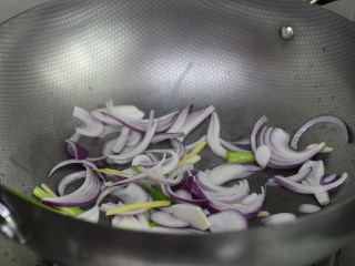 8、洋葱鱿鱼须,接着放入洋葱