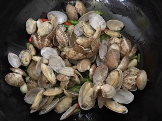 8、爆炒香辣花蛤～好吃到爆,花蛤倒进去翻炒