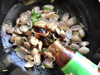 11、爆炒香辣花蛤～好吃到爆,蚝油1汤匙