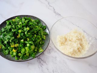 3、猪肉菜粥,大米淘洗干净备用，油菜心去老梗洗净切成丁备用