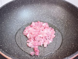 4、猪肉菜粥,锅中倒入适量的食用油烧热，放入瘦肉翻炒至变色变白