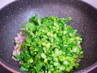 5、猪肉菜粥,加入油菜心翻炒至断生