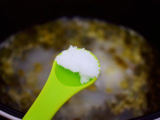 11、猪肉菜粥,煮好后等自动阀气消气后打开锅盖，再根据个人口味加入盐调味即可