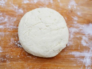 7、超可爱的笑脸土豆饼,揉成土豆面团。