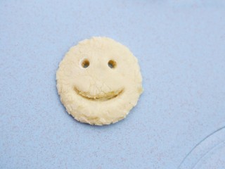 13、超可爱的笑脸土豆饼,笑脸做好。